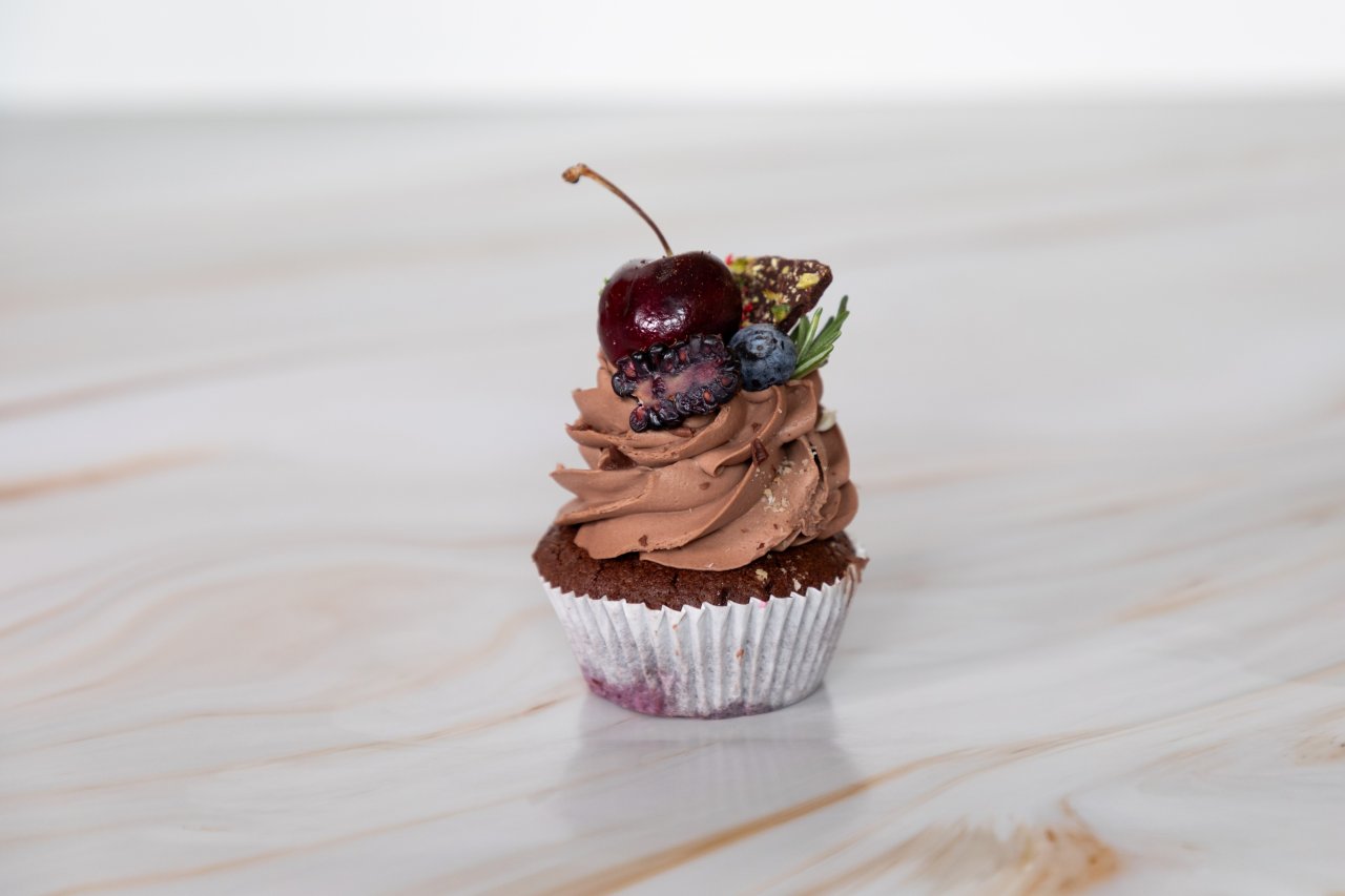 Čokoládový cupcakes s lesním ovocem 