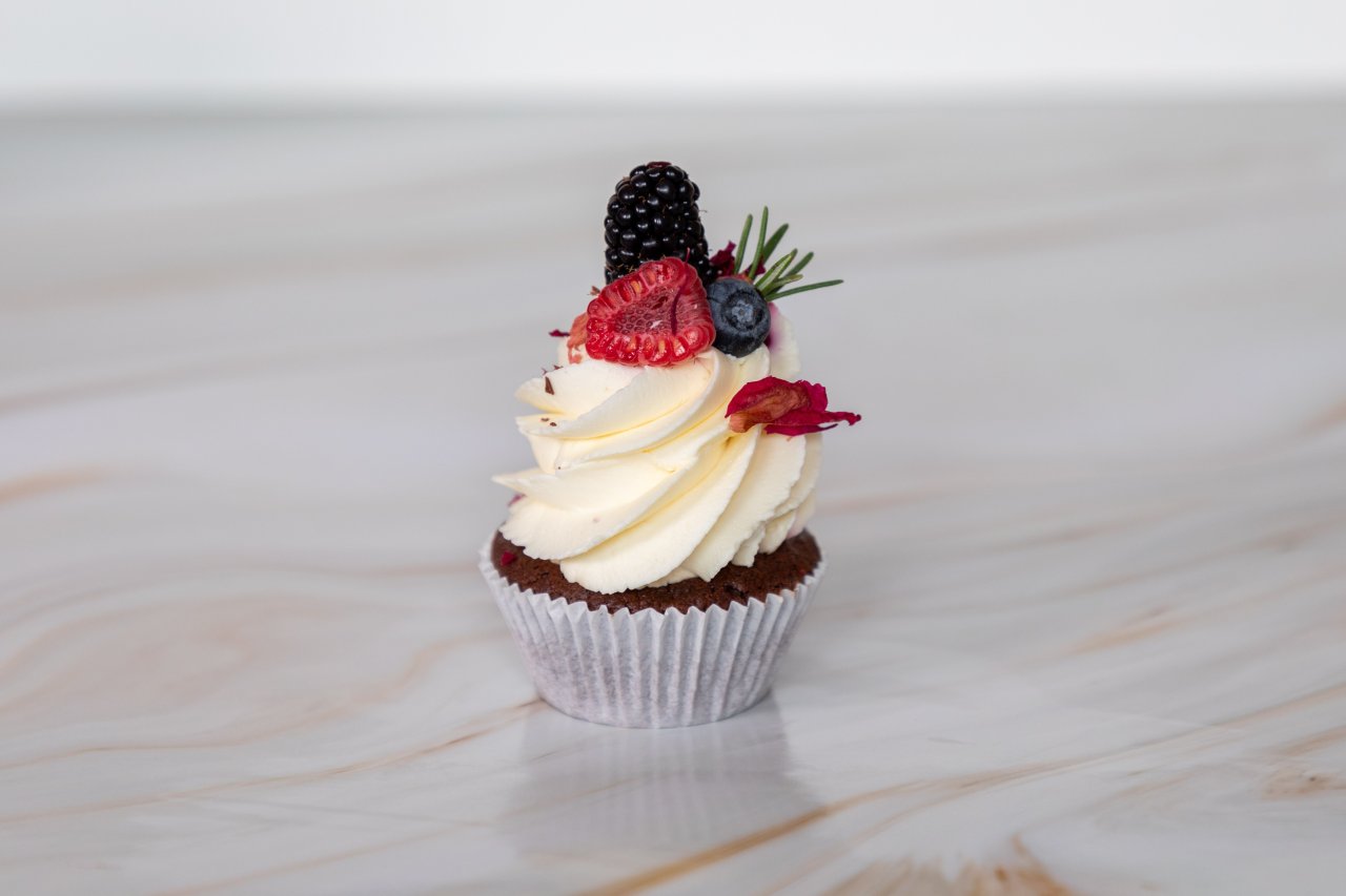 Brownie cupcakes s lesním ovocem a vanilkovým krémem